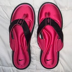 NEVER WORN Women’s Nike Comfort Pink & Black Thongs Flip Flops Sandals